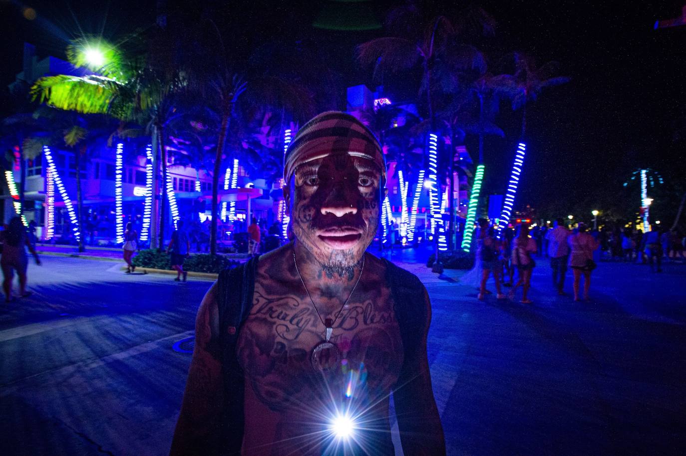 Con la llegada masiva de estudiantes y visitantes a Miami Beach durante el 'Spring Break' o receso de primavera, las autoridades luchan para contener la violencia y la pandemia, aunque con pocas herramientas tras la orden del gobernador de Florida, Ron DeSantis, de prohibir multas contra infractores por el Covid-19. 