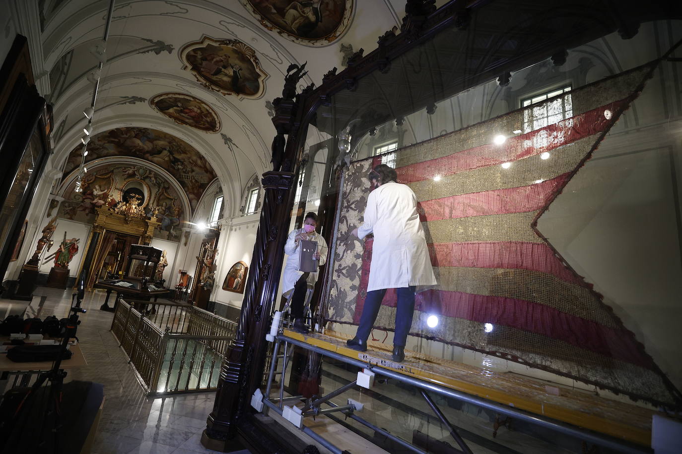 Técnicos toman muestras del estandarte para restaurarlo y preparar la nueva imagen del icono de los valencianos.