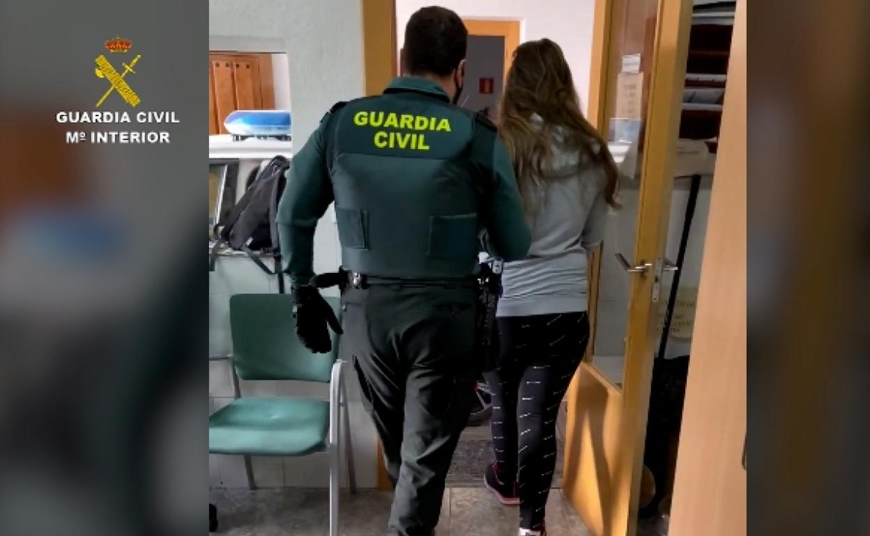 Una agente detiene a una de las autoras de los robos en viviendas de personas mayores. 