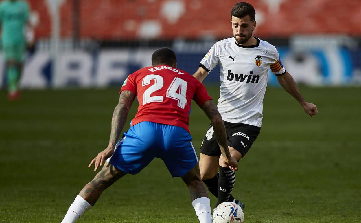 José Luis Gayà, encara a Kenedy durante el partido de ayer en Mestalla. 