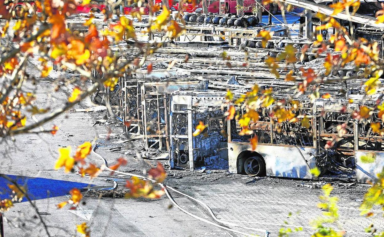 Estado en que quedaron los autobuses afectados, poco después del incendio de diciembre.