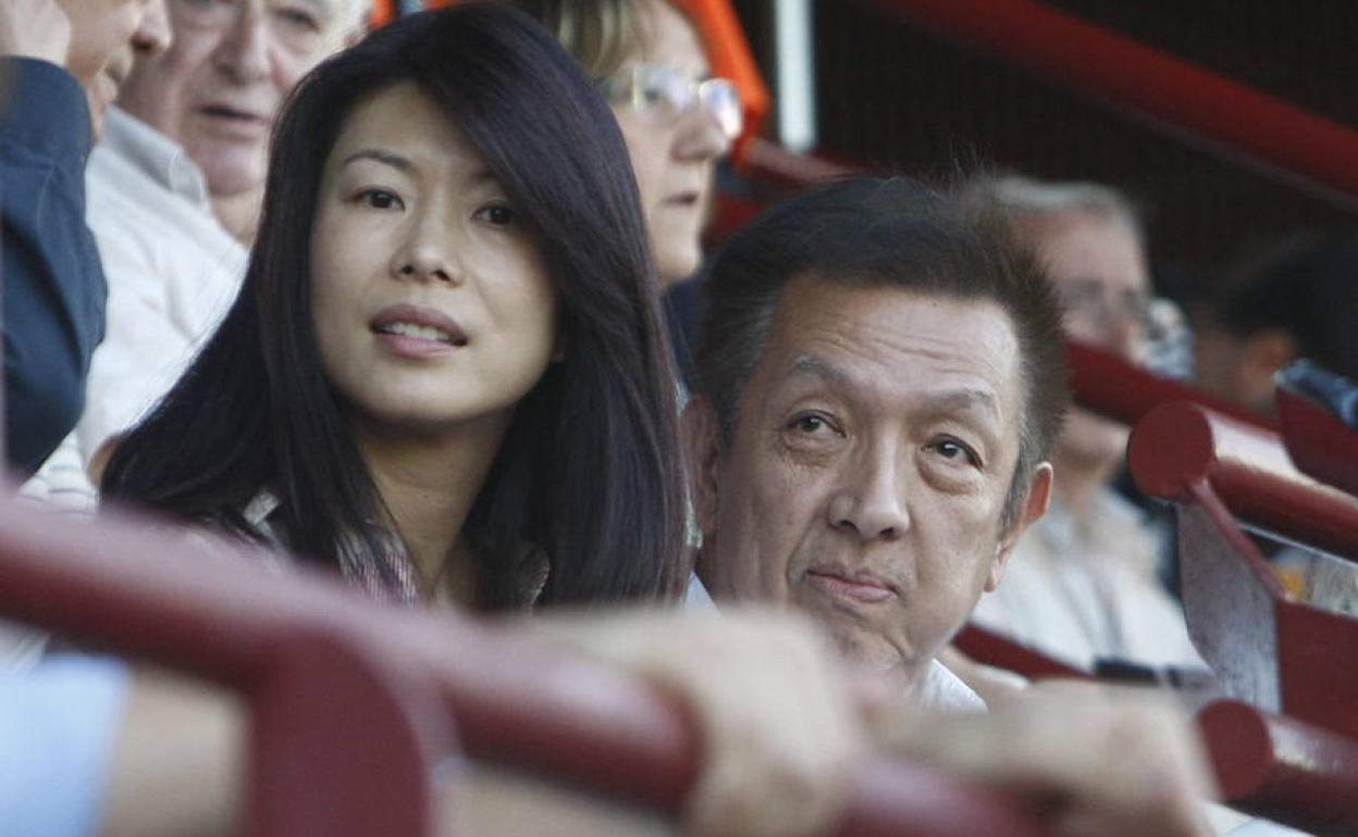 Peter Lim, junto a su mujer en un partido en Paterna en 2015.. 