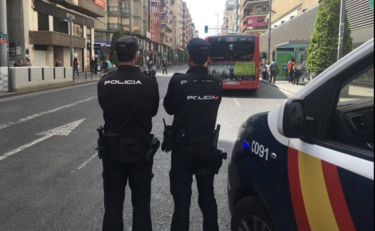 Dos agentes de la Policía Nacional, de patrulla en Valencia. 