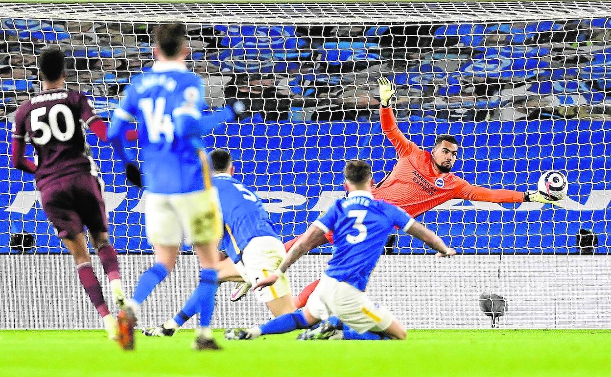 Robert Sánchez se luce durante un reciente partido entre el Brighton y el Leicester.