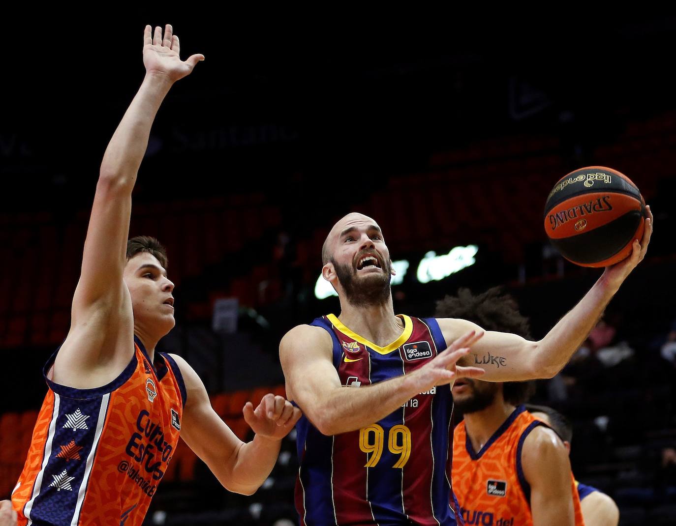 Fotos: Las mejores imágenes del Valencia Basket - Barça Basket