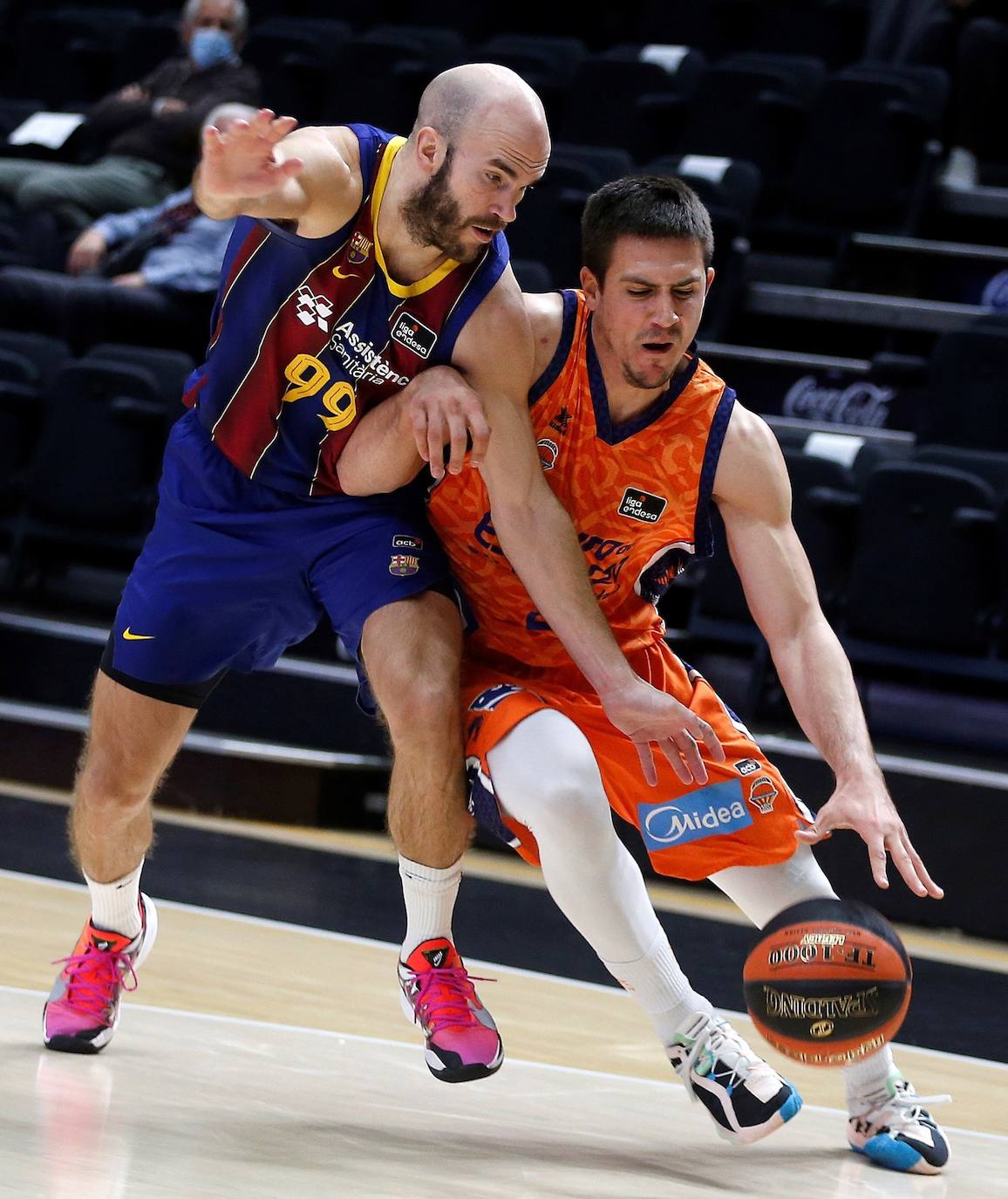 Fotos: Las mejores imágenes del Valencia Basket - Barça Basket