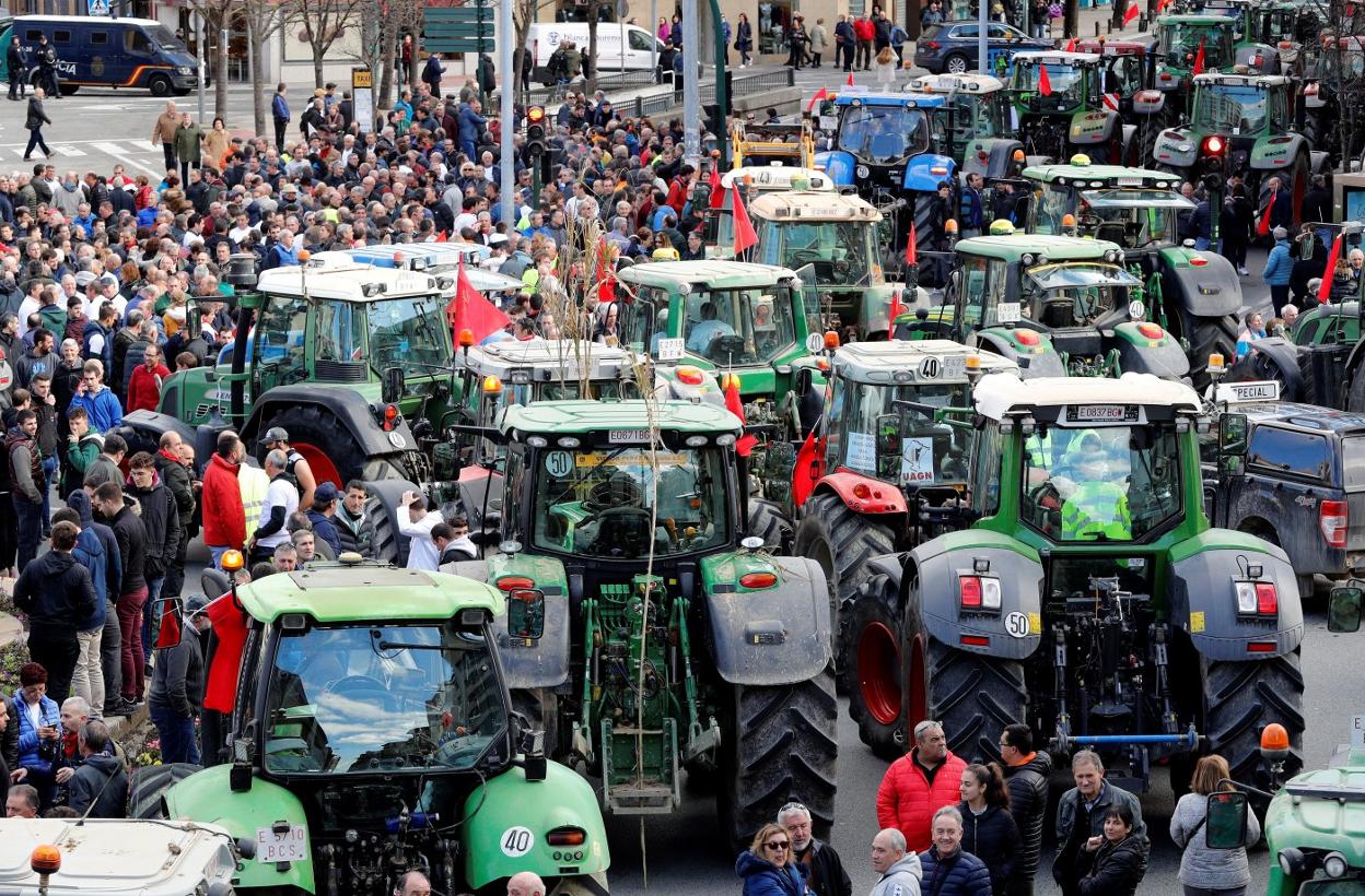 t Protesta. Concentración de tractores agrícolas en una manifestación contra los bajos precios del campo. Villar López/EFE
