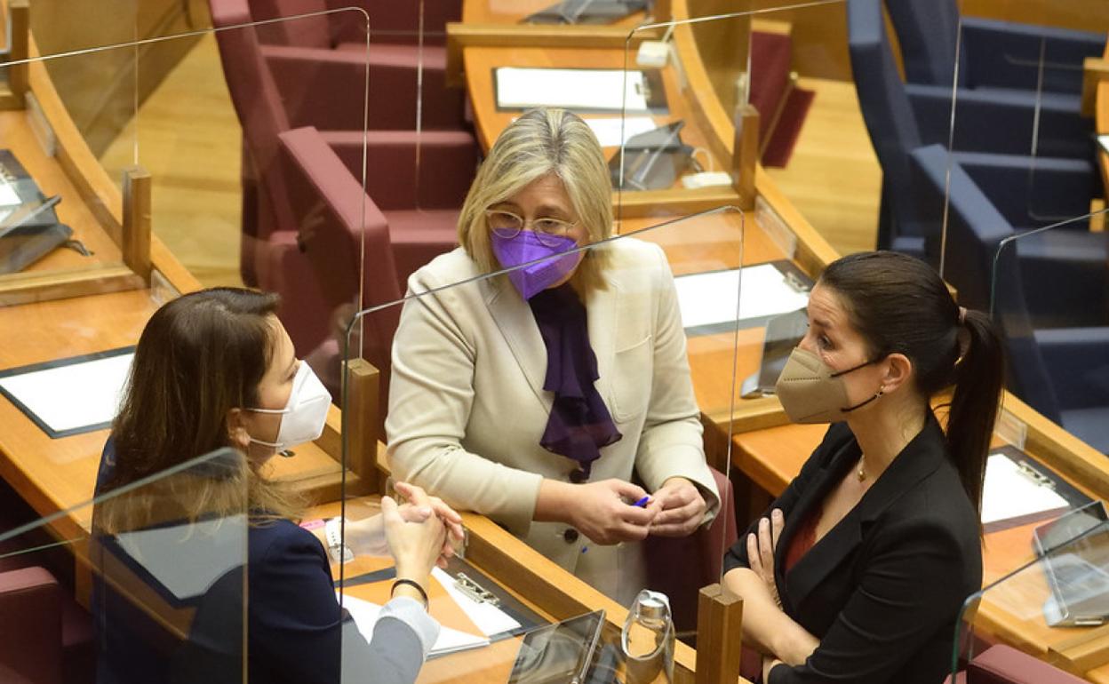 Ruth Merino, a la derecha, en un pleno de Les Corts. 