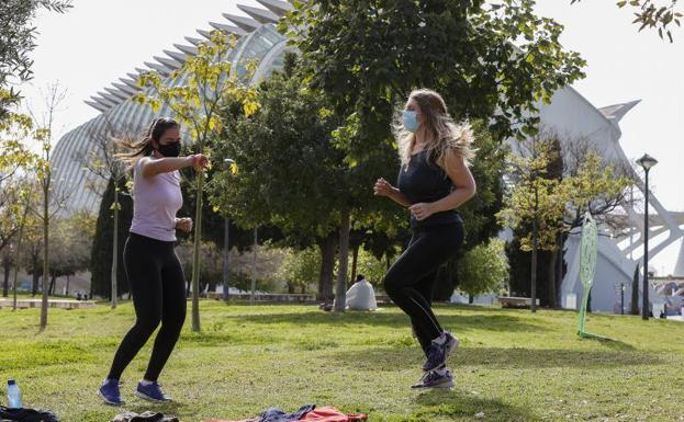 Dos mujeres practicando diversas actividades deportivas en el cauce del Turia.