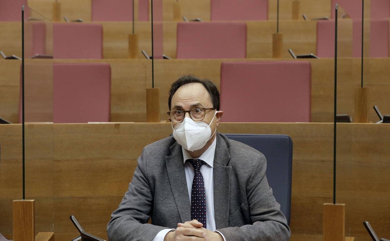 El conseller de Hacienda, Vicent Soler, en su escaño de Les Corts