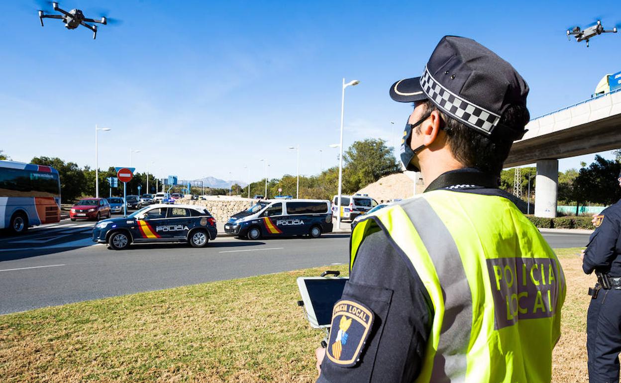 Agentes, durante uno de los controles en Valencia