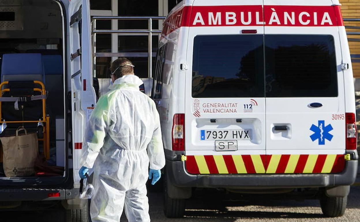 Imagen de archivo de una ambulancia en Valencia