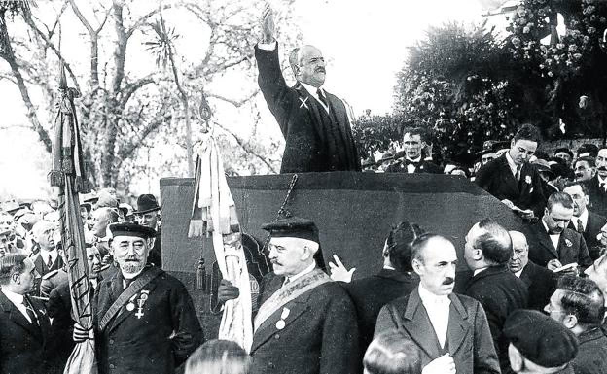 El conde de Romanones, pronunciando en Bilvaoa, en la conmemoración liberal del 2 de Mayo. 