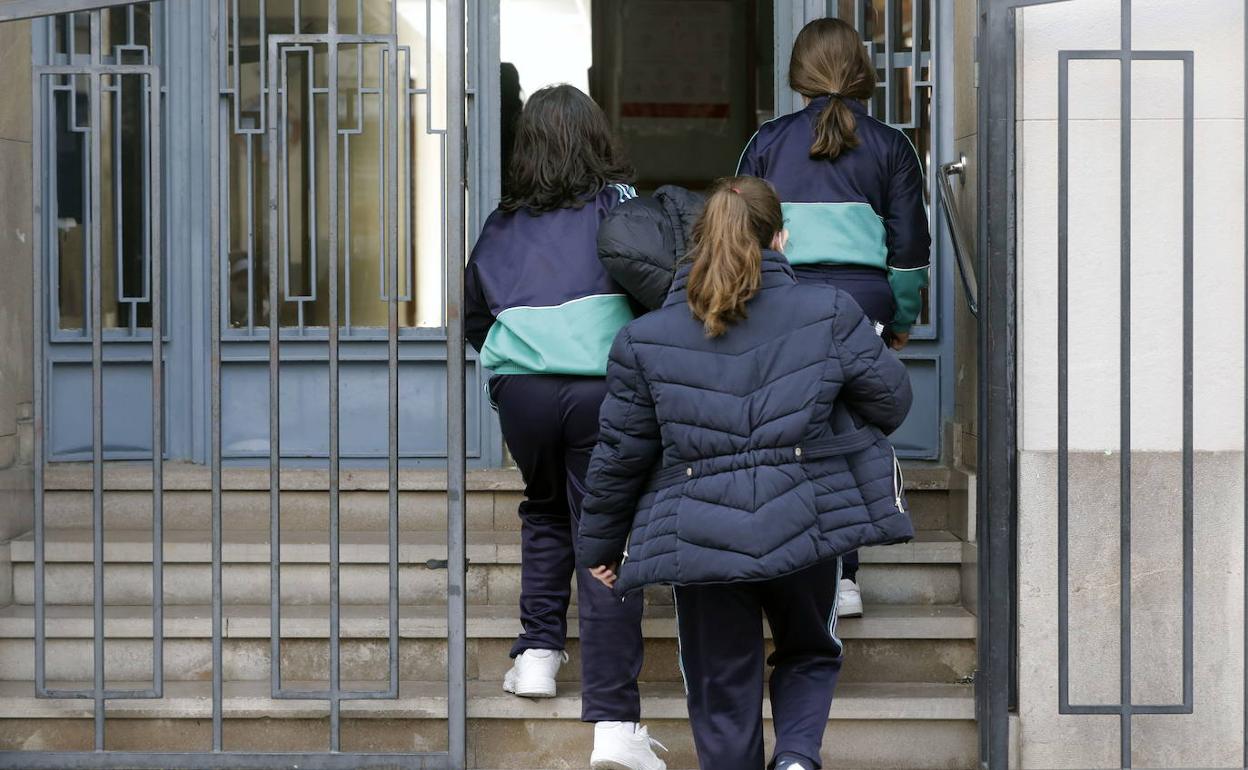 Unas niñas entran en un colegio valenciano