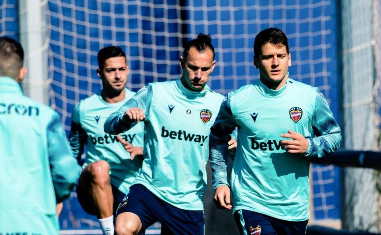 Los futbolistas del Levante, en un entrenamiento