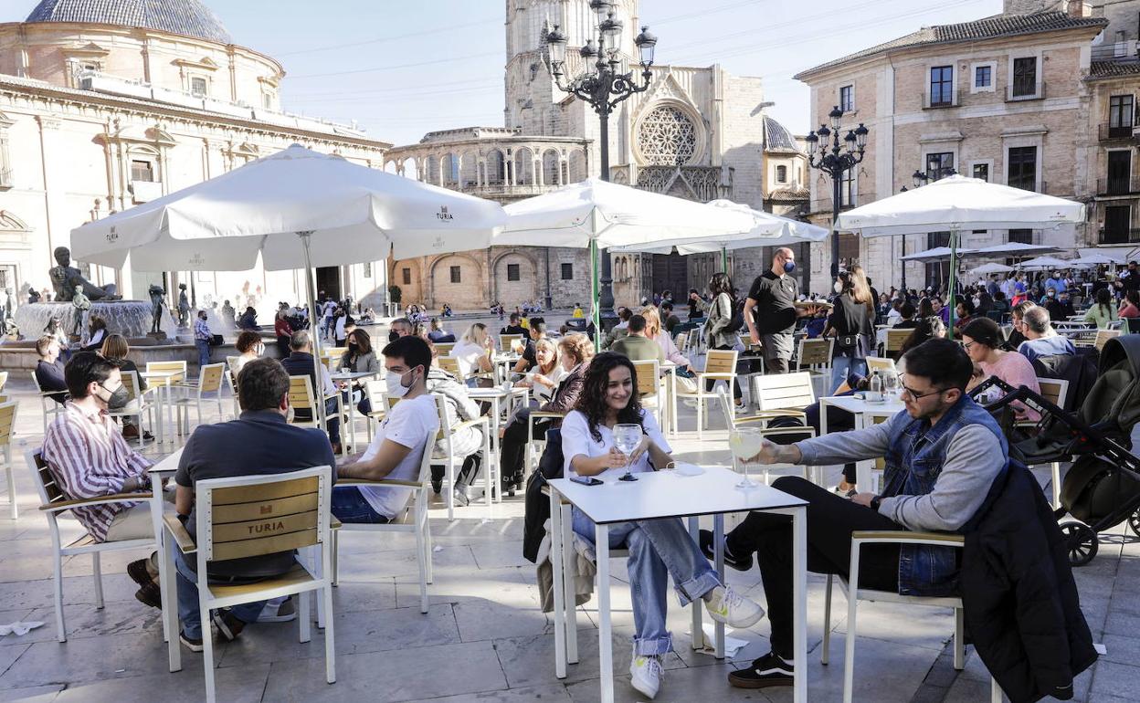 Varias personas en una terraza de Valencia. 