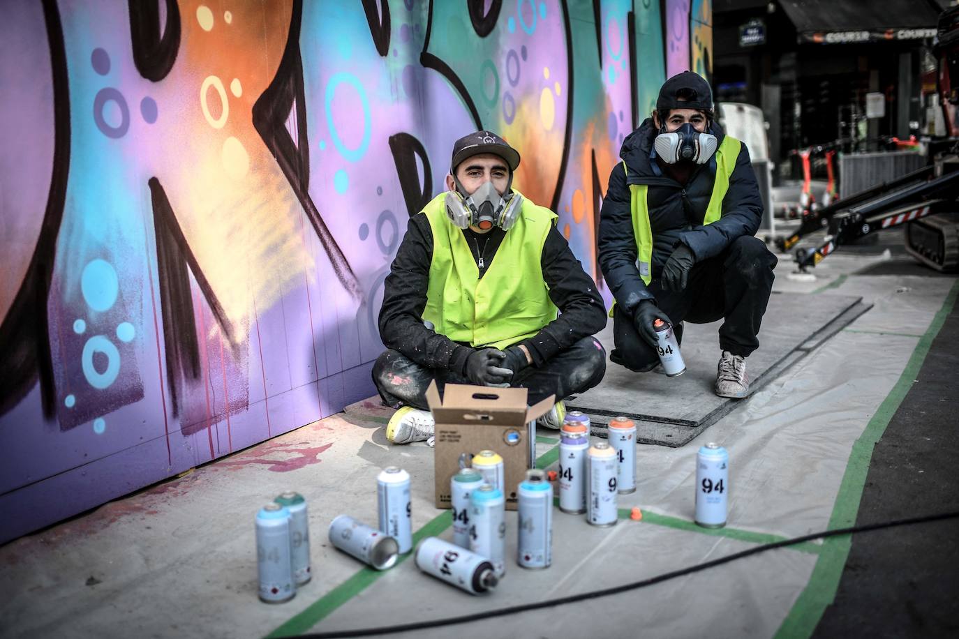 El dúo PichiAvo de artistas valencianos ha estampado un mural de 160 metros cuadrados en el Barrio Latino de París, uno de los pocos eventos artísticos acontecidos en esta ciudad ante el cierre de museos y el toque de queda a las seis de la tarde. En este barrio emblemático, las figuras mitológicas de Poseidón y Niké surgen sobre un tupido fondo de grafiti lleno de color. Se trata de una obra efímera que evoca el arte clásico de la capital francesa y deberá permanecer entre seis meses y un año.