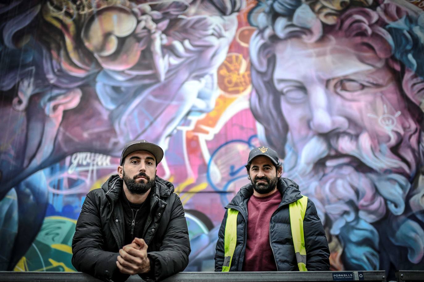 El dúo PichiAvo de artistas valencianos ha estampado un mural de 160 metros cuadrados en el Barrio Latino de París, uno de los pocos eventos artísticos acontecidos en esta ciudad ante el cierre de museos y el toque de queda a las seis de la tarde. En este barrio emblemático, las figuras mitológicas de Poseidón y Niké surgen sobre un tupido fondo de grafiti lleno de color. Se trata de una obra efímera que evoca el arte clásico de la capital francesa y deberá permanecer entre seis meses y un año.