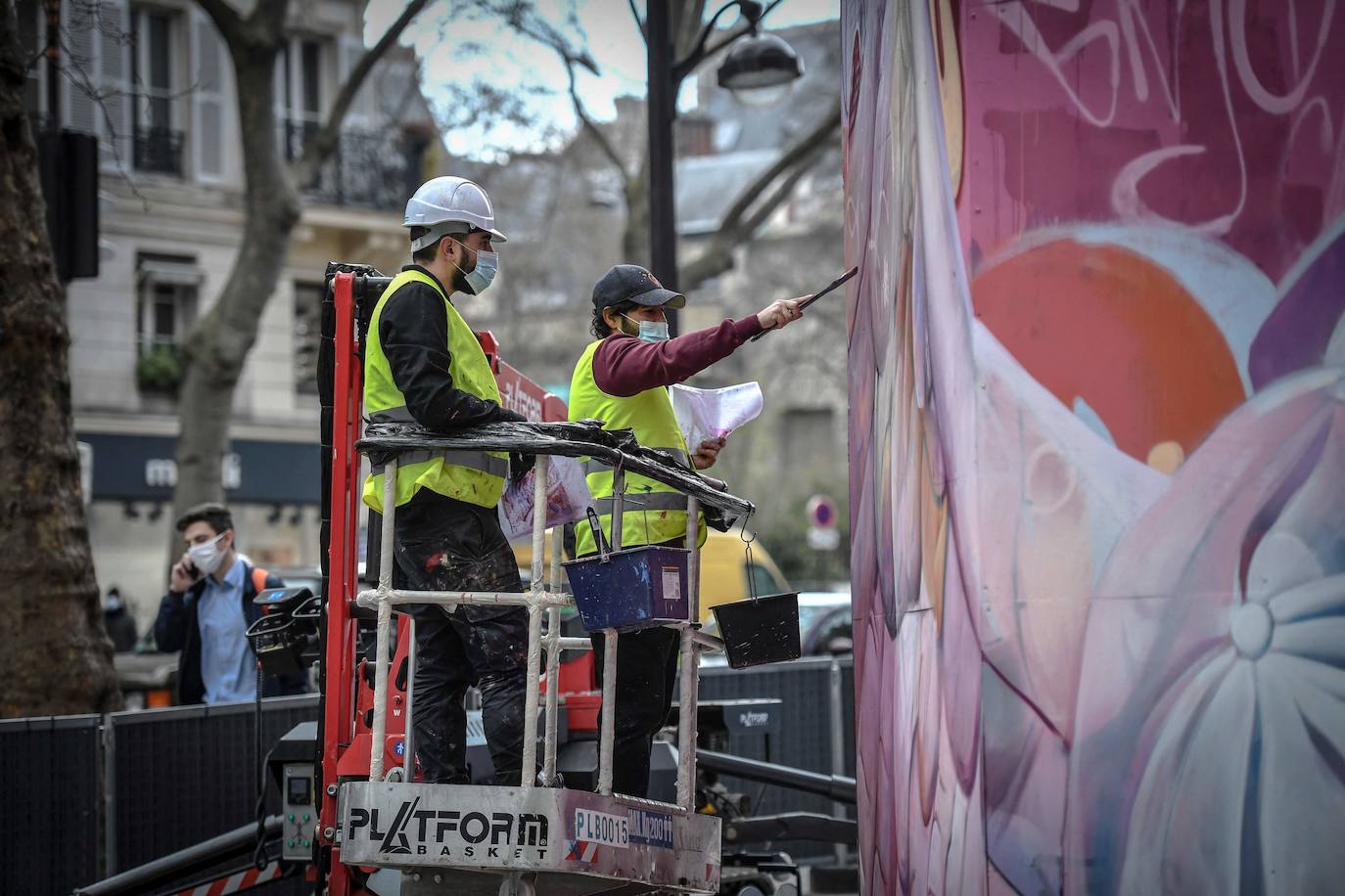 El dúo PichiAvo de artistas valencianos ha estampado un mural de 160 metros cuadrados en el Barrio Latino de París, uno de los pocos eventos artísticos acontecidos en esta ciudad ante el cierre de museos y el toque de queda a las seis de la tarde. En este barrio emblemático, las figuras mitológicas de Poseidón y Niké surgen sobre un tupido fondo de grafiti lleno de color. Se trata de una obra efímera que evoca el arte clásico de la capital francesa y deberá permanecer entre seis meses y un año.