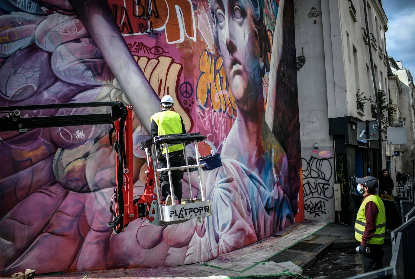 El dúo PichiAvo de artistas valencianos ha estampado un mural de 160 metros cuadrados en el Barrio Latino de París, uno de los pocos eventos artísticos acontecidos en esta ciudad ante el cierre de museos y el toque de queda a las seis de la tarde. En este barrio emblemático, las figuras mitológicas de Poseidón y Niké surgen sobre un tupido fondo de grafiti lleno de color. Se trata de una obra efímera que evoca el arte clásico de la capital francesa y deberá permanecer entre seis meses y un año.