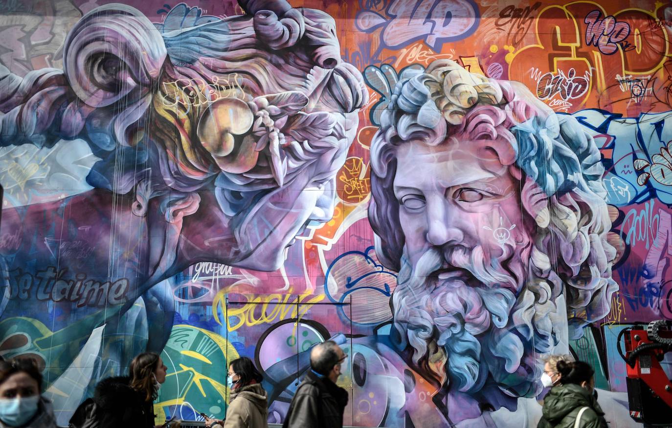 El dúo PichiAvo de artistas valencianos ha estampado un mural de 160 metros cuadrados en el Barrio Latino de París, uno de los pocos eventos artísticos acontecidos en esta ciudad ante el cierre de museos y el toque de queda a las seis de la tarde. En este barrio emblemático, las figuras mitológicas de Poseidón y Niké surgen sobre un tupido fondo de grafiti lleno de color. Se trata de una obra efímera que evoca el arte clásico de la capital francesa y deberá permanecer entre seis meses y un año.