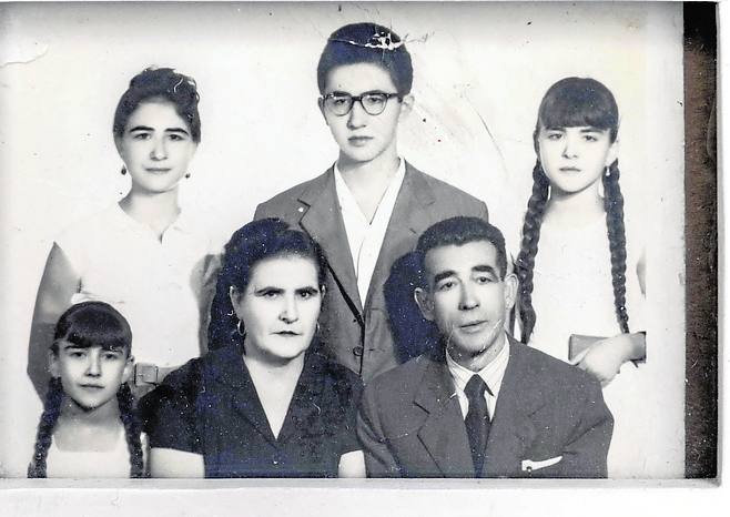 Foto de familia. Sus padres, Tadeo y Ana, con sus hermanas, Pili, Merche y Pepi.