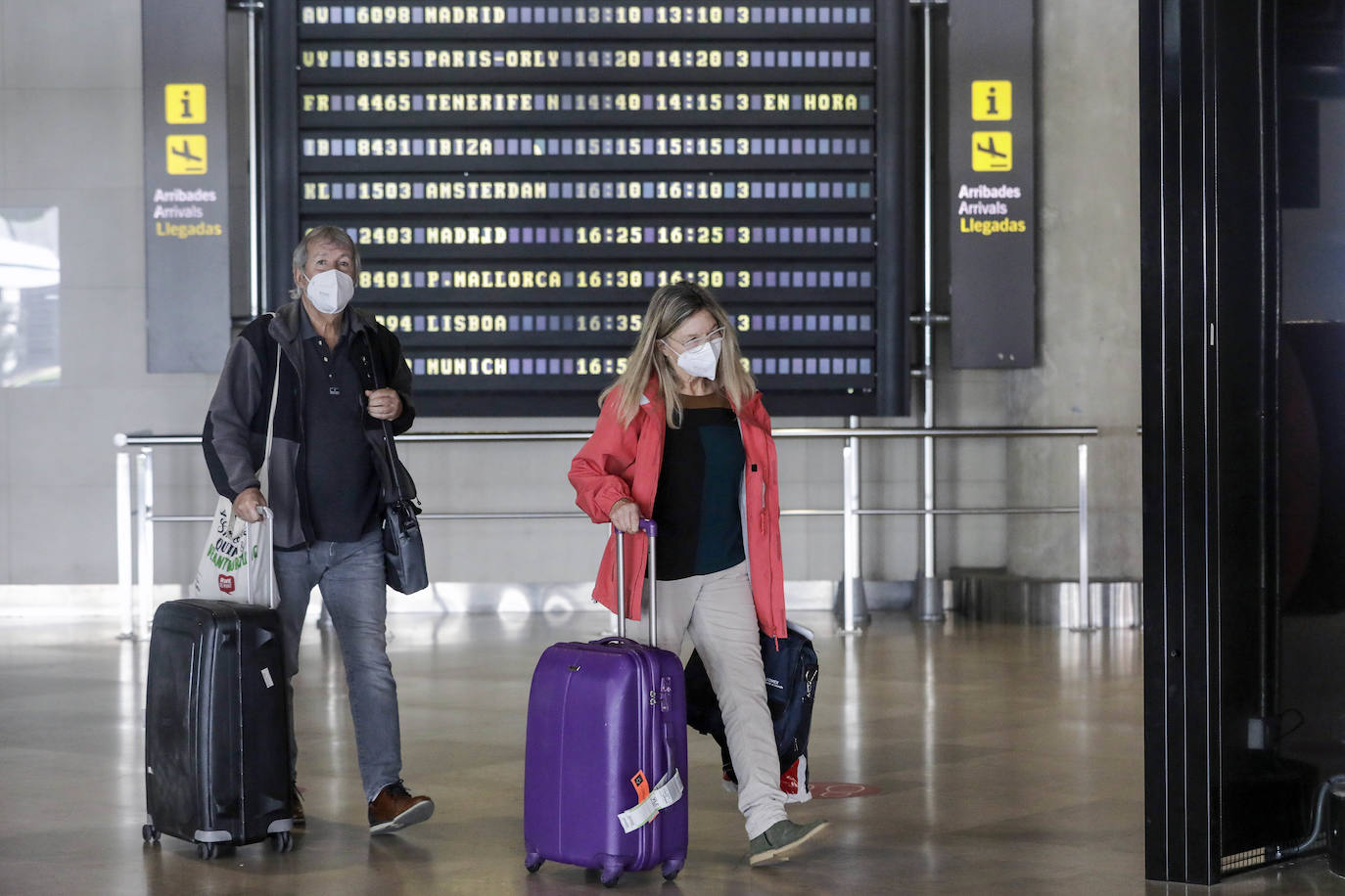 Llegada de turistas extranjeros al aeropuerto de Manises. 