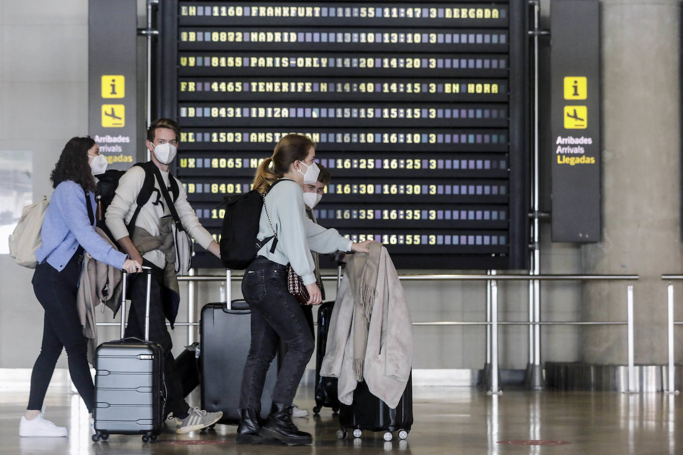 Llegada de turistas extranjeros al aeropuerto de Manises. 