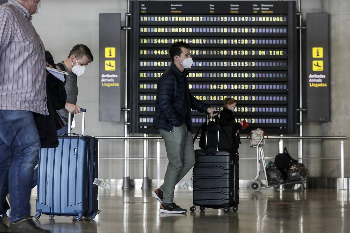 Llegada de turistas extranjeros al aeropuerto de Manises. 