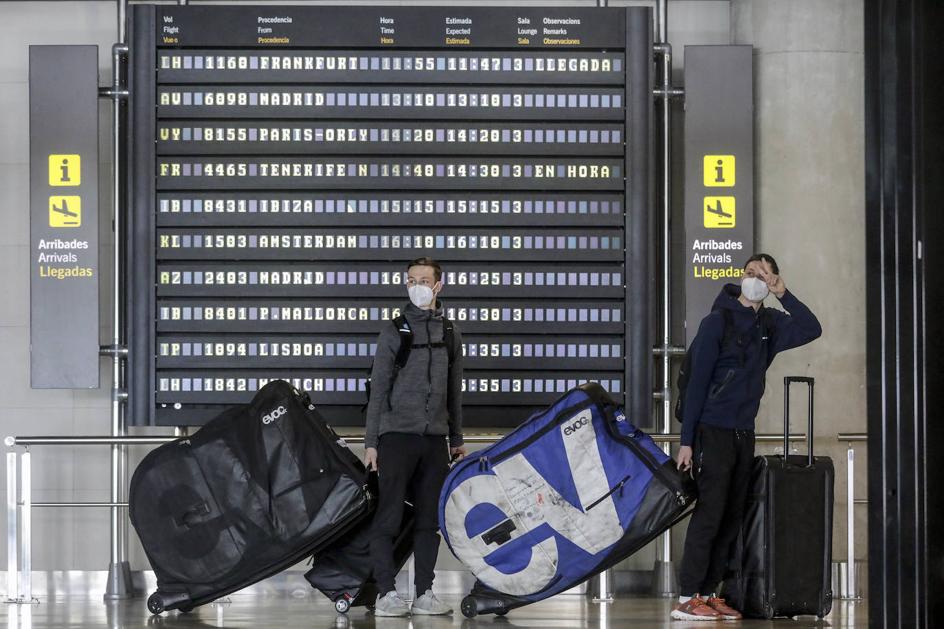 Llegada de turistas extranjeros al aeropuerto de Manises. 