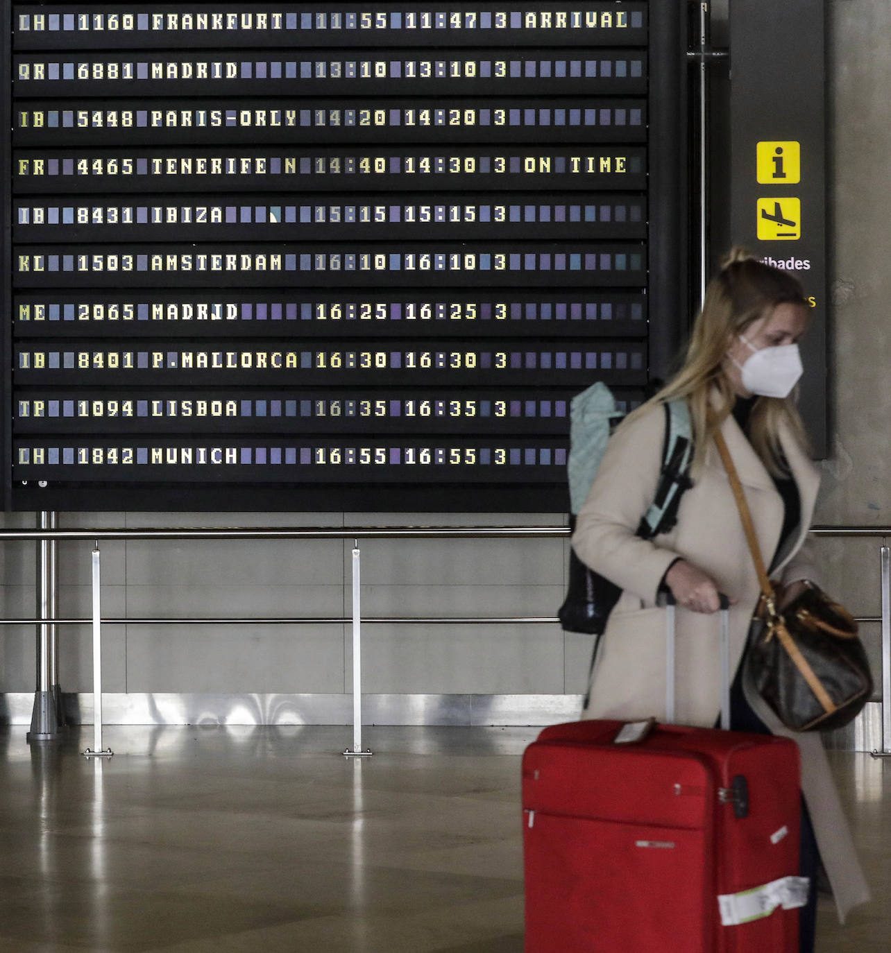 Llegada de turistas extranjeros al aeropuerto de Manises. 