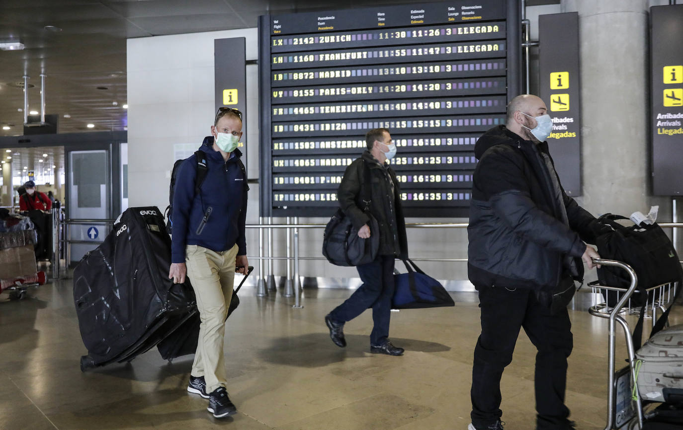 Llegada de turistas extranjeros al aeropuerto de Manises. 