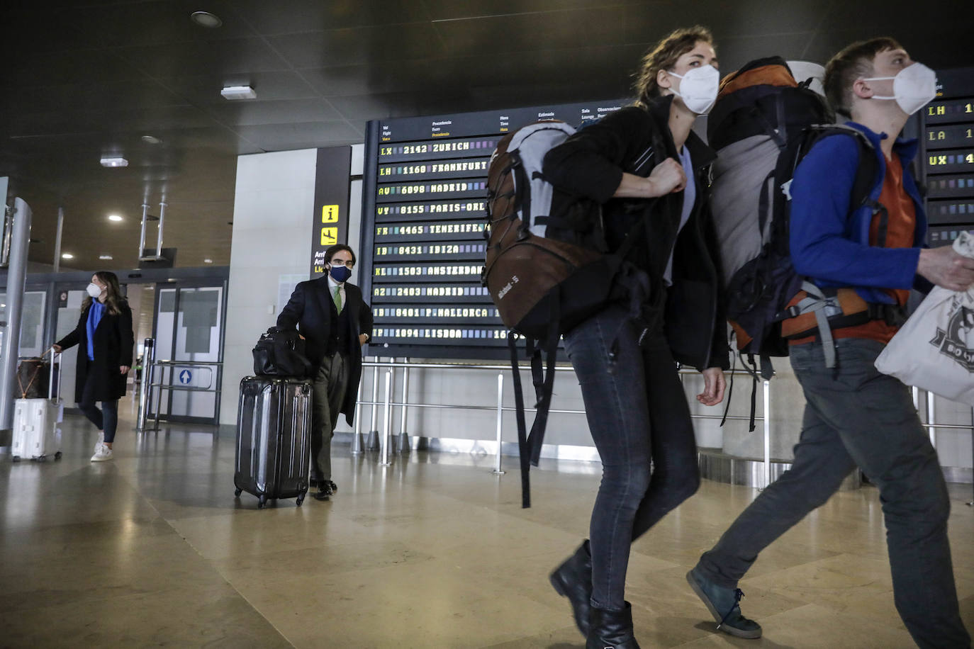 Llegada de turistas extranjeros al aeropuerto de Manises. 