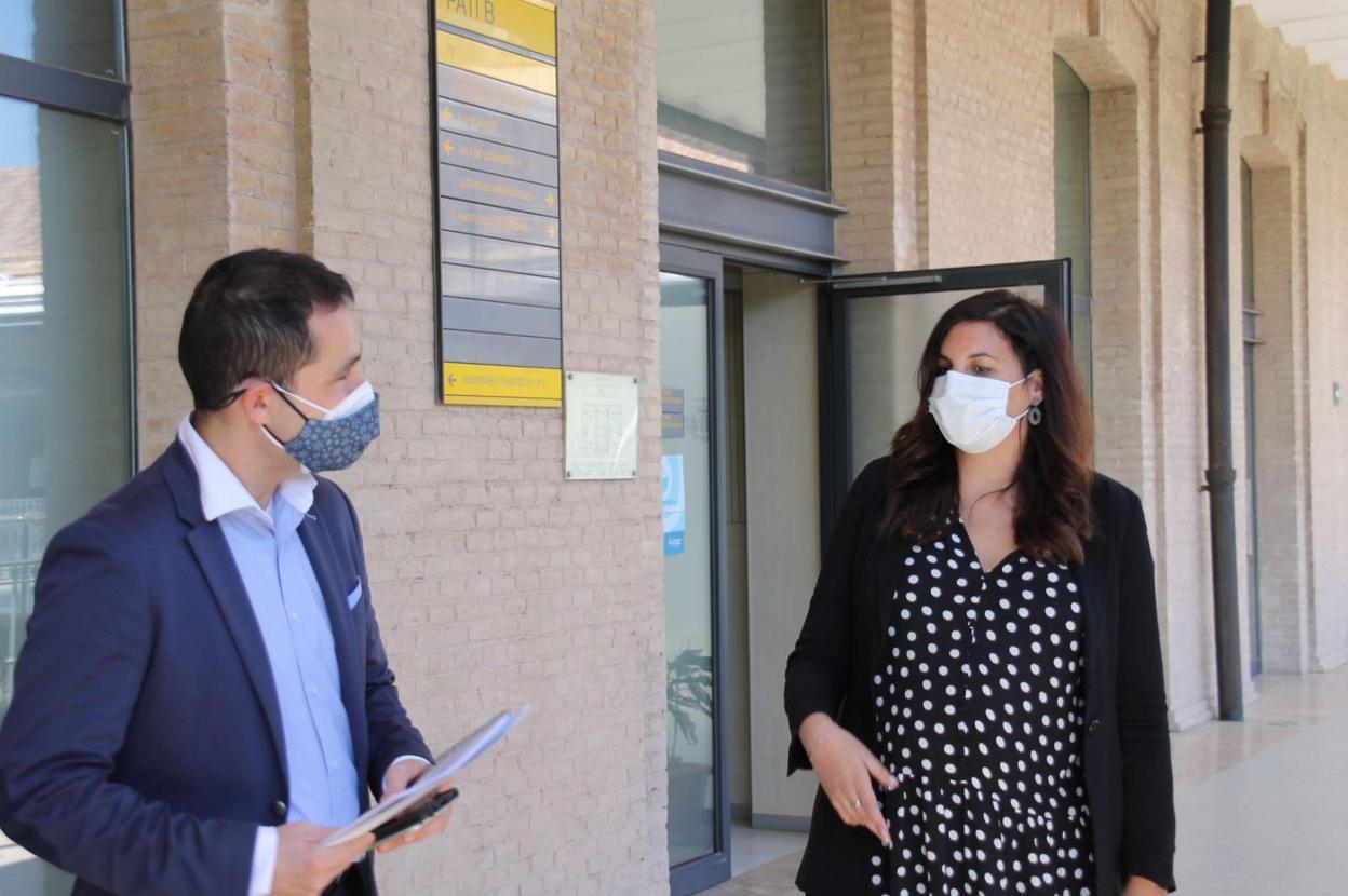 José Pérez, con Sandra Gómez antes de la reunión de ayer. 