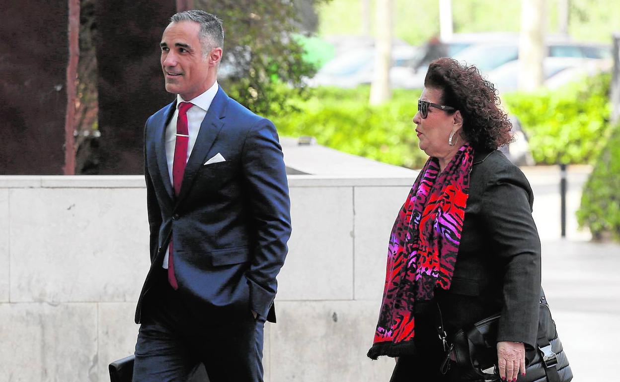 La exdirectora del IVAM, Consuelo Císcar, entrando a la Ciudad de la Justicia. 