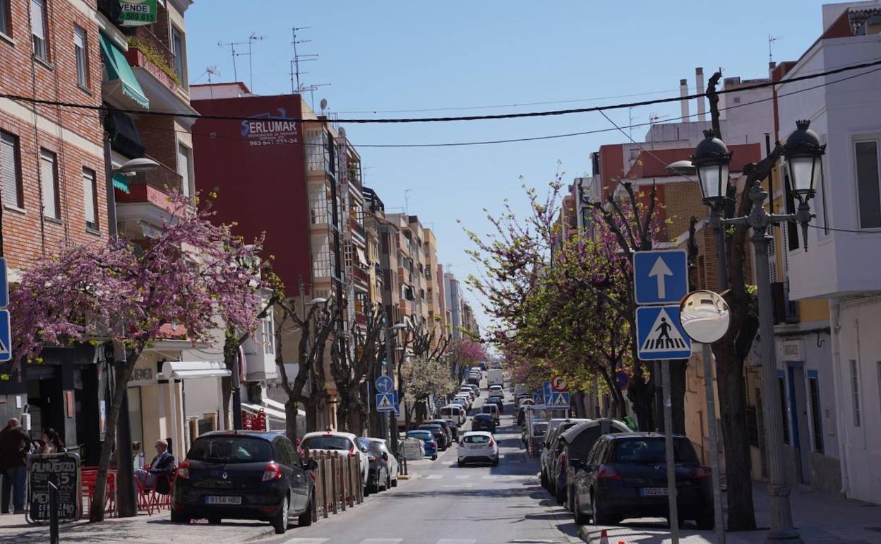 Una de las calles de la ciudad con comercios y terrazas. 