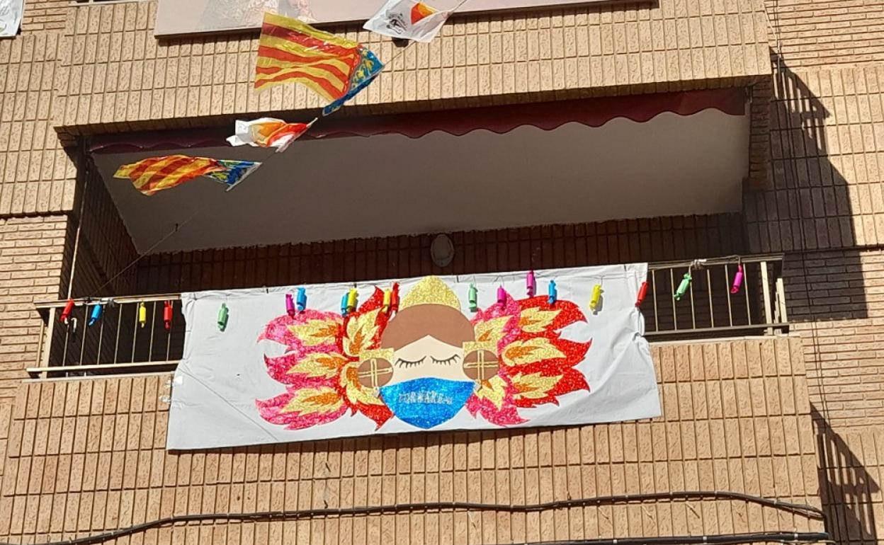 Uno de los balcones de El Perelló que se sumó a la campaña para crear ambiente fallero. 