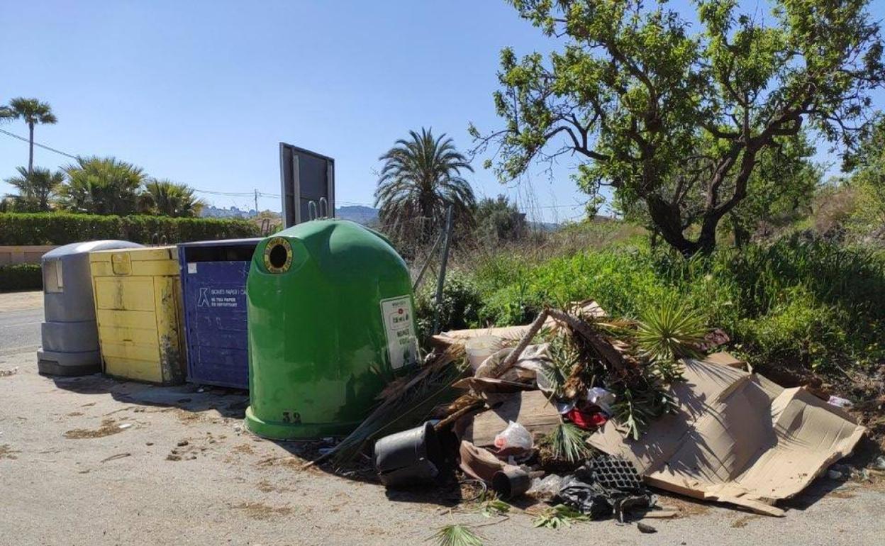 Restos apilados junto a contenedores en Benissa.