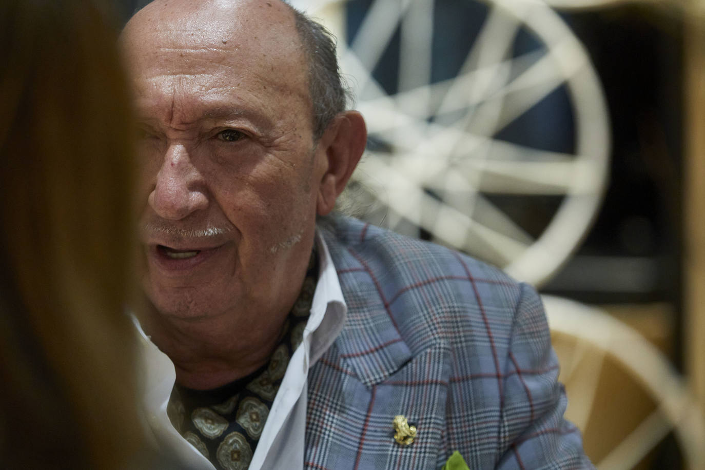 Acaba de celebrar sus 50 años en la moda y está pensando en su retirada. Francis Montesinos quiere centrarse en su legado y confiesa que la situación es difícil debido a la pandemia. «Ya no vivo de la ropa»