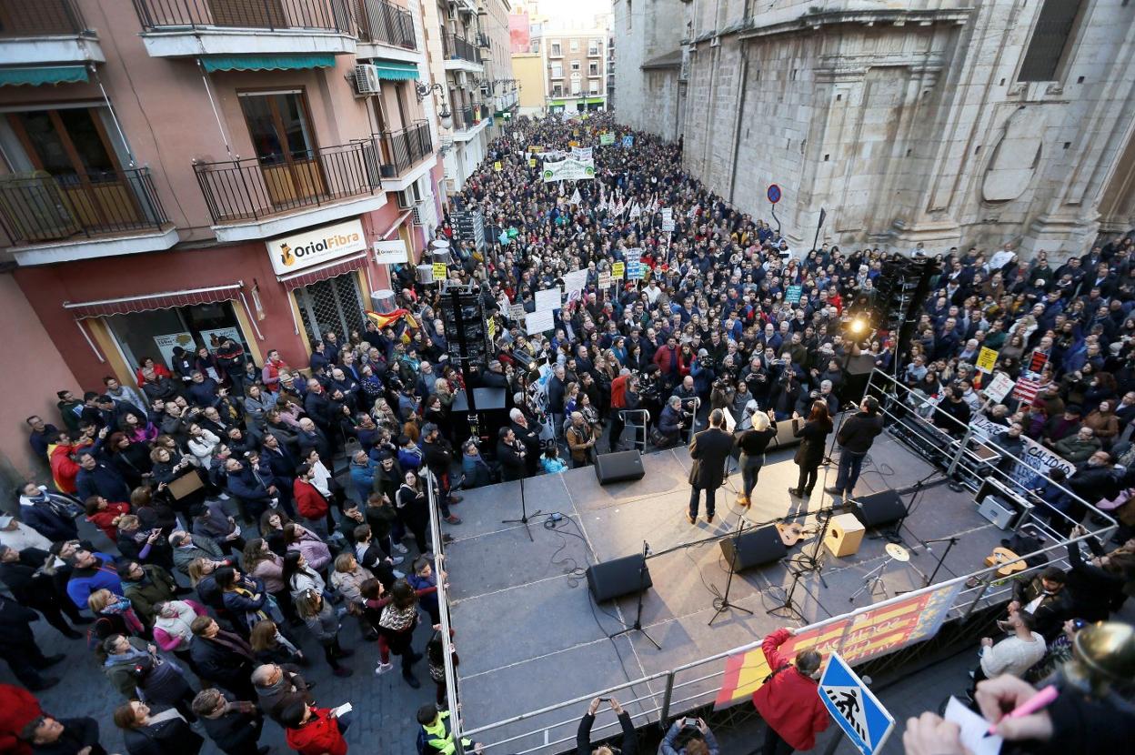 Participantes en la manifestación contra la ley organizada en enero de 2020 en Orihuela. manuel lorenzo/efe