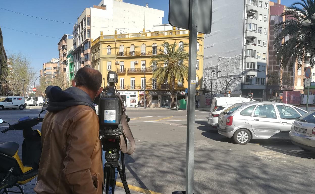 Un cámara de À Punt toma imágenes del edificio donde ocurrieron los hechos. 