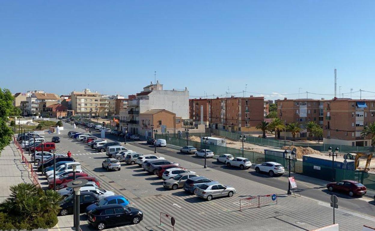 El acondicionamiento de un aparcamiento en la ciudad. 