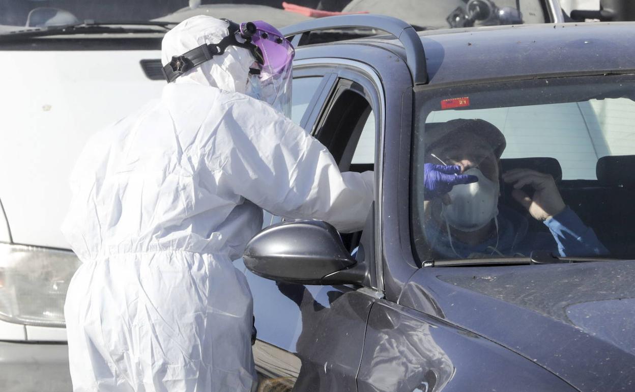 Personal sanitario extrae muestras a un paciente para realizar una prueba PCR.