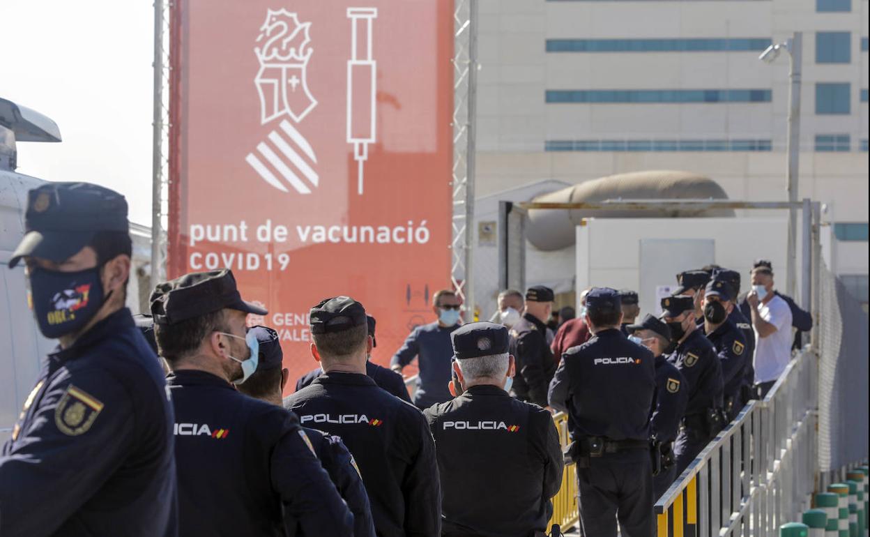 Agentes de la Policía esperando a recibir la vacuna en La Fe, este miércoles.