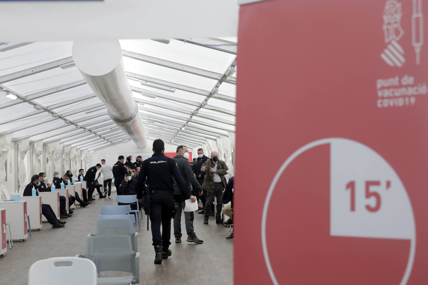 Policía y Guardias Civiles de la Comunitat son los primeros en recibir este miércoles 24 de marzo las inyecciones de la fórmula británica tras su paralización por el Ministerio de Sanidad. En las imágenes, los agentes esperan su turno para ser vacunados en el hospital campaña de La Fe.