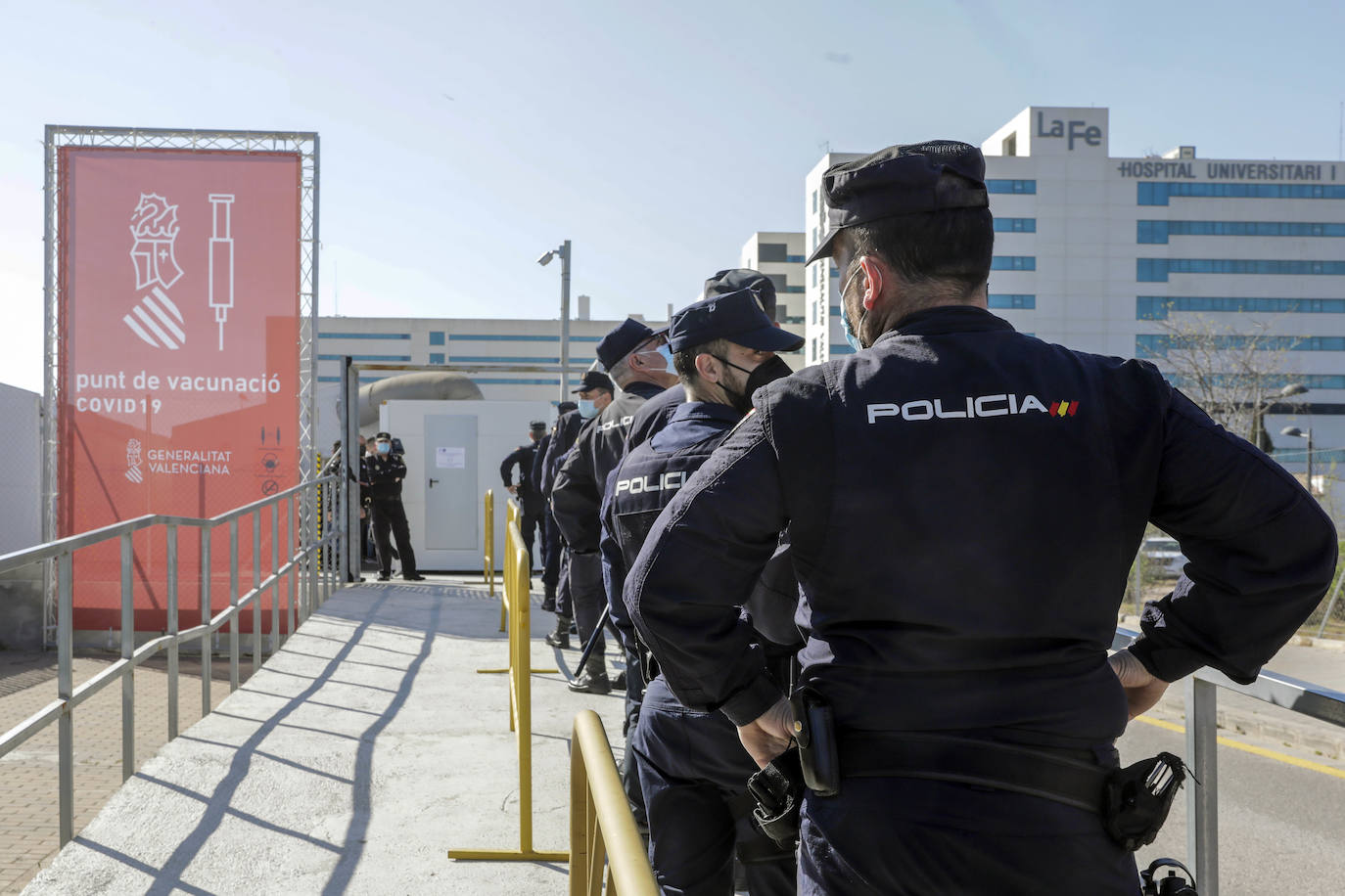 Policía y Guardias Civiles de la Comunitat son los primeros en recibir este miércoles 24 de marzo las inyecciones de la fórmula británica tras su paralización por el Ministerio de Sanidad. En las imágenes, los agentes esperan su turno para ser vacunados en el hospital campaña de La Fe.