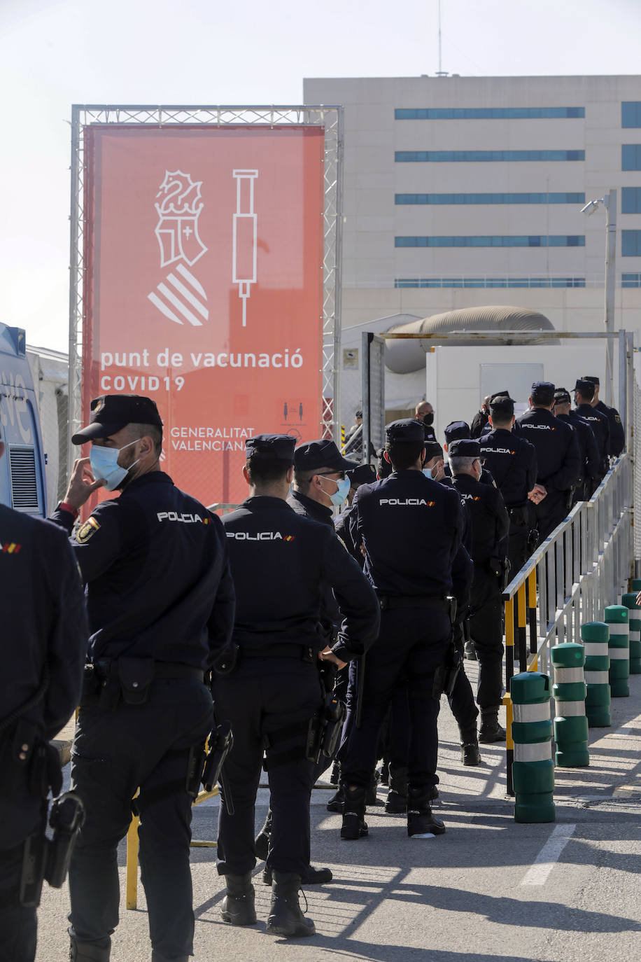 Policía y Guardias Civiles de la Comunitat son los primeros en recibir este miércoles 24 de marzo las inyecciones de la fórmula británica tras su paralización por el Ministerio de Sanidad. En las imágenes, los agentes esperan su turno para ser vacunados en el hospital campaña de La Fe.