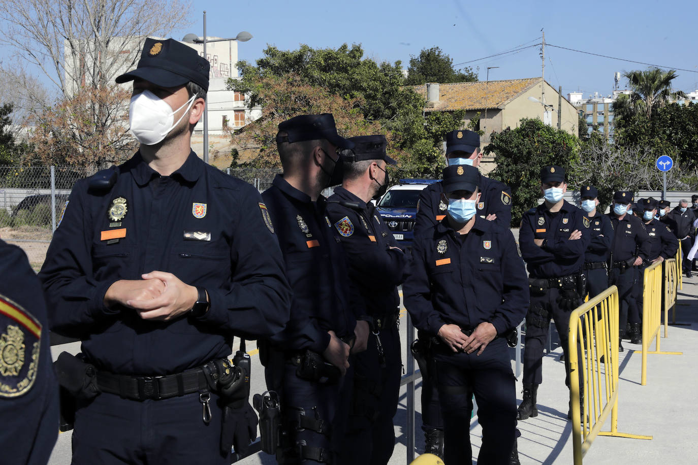 Policía y Guardias Civiles de la Comunitat son los primeros en recibir este miércoles 24 de marzo las inyecciones de la fórmula británica tras su paralización por el Ministerio de Sanidad. En las imágenes, los agentes esperan su turno para ser vacunados en el hospital campaña de La Fe.