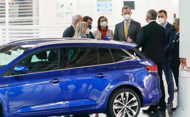 De los Mozos, el Rey Felipe VI, Luca de Meo, Reyes Maroto y el presidente de Renault, Jean Dominique Senard