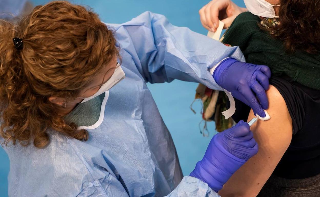 Una sanitaria inyecta una dosis de la vacuna contra el coronavirus. 